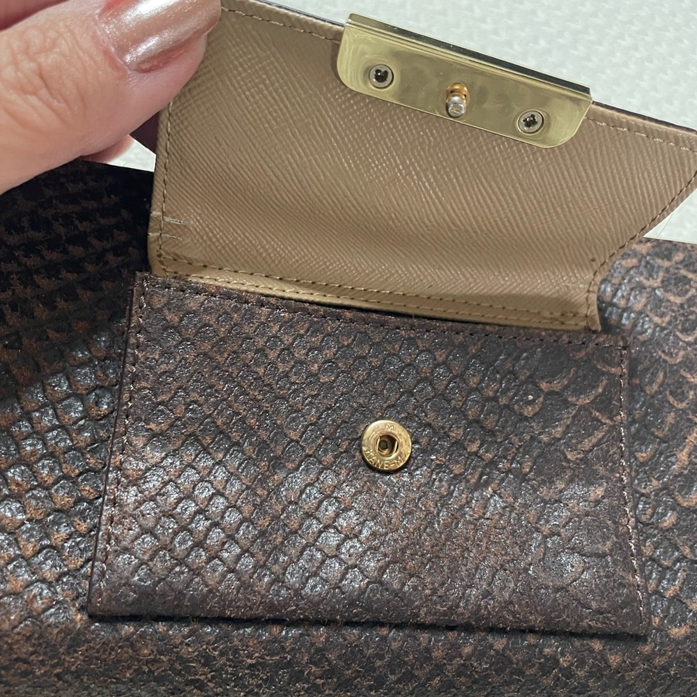 DKNY 100% genuine leather, this wallet is practically new, in great condition! - Picture 4 of 8
